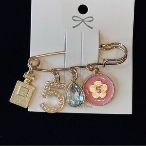 ✨ Chic Gold-Tone Safety Pin Brooch with Pearl Charms ✨ NWT Pink